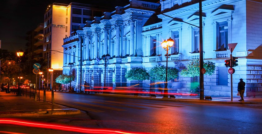 Το ιστορικό κτήριο Τσίλλερ του Εθνικού Θεάτρου ντύθηκε κυανό...