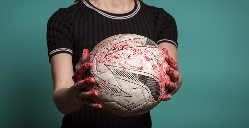 Τα Κορίτσια δεν πρέπει να παίζουν ποδόσφαιρο – Κριτική