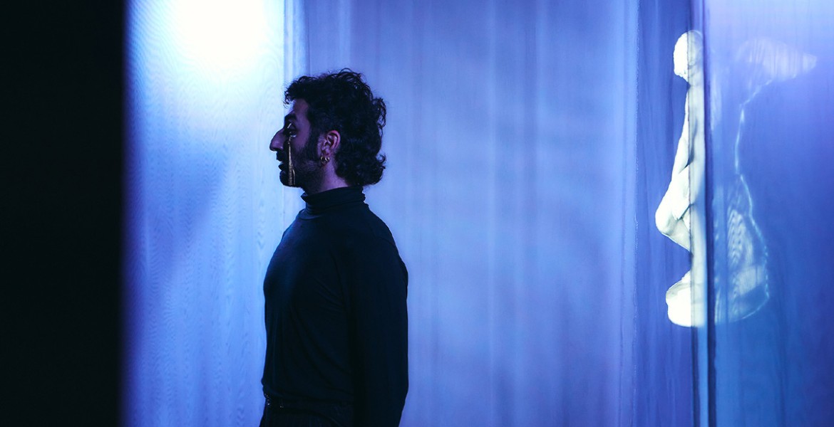 Κάπου περνούσε μια φωνή